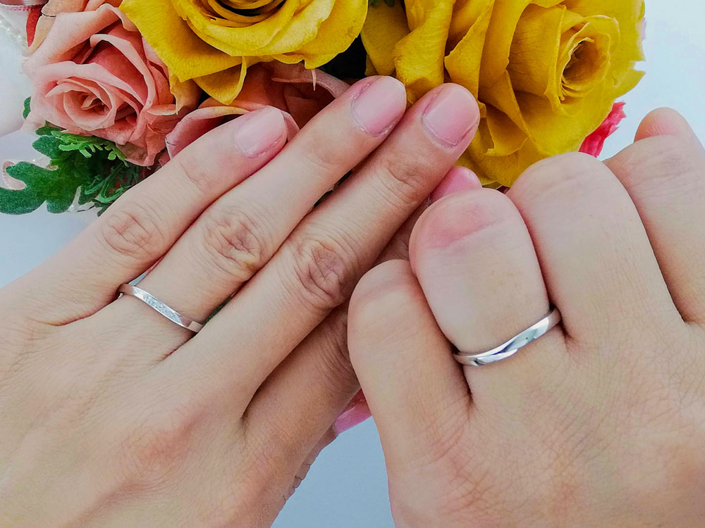 結婚指輪装着二人